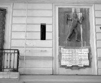 Napoli,Via Mezzocannone,bassorilevo con immagine di Niccol pesce.