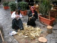 lavorazione delle brattee (foglie di mais)