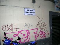 graffiti sotto cartello vietata affissione